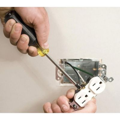 Sử dụng tua vít để tháo nắp bảo vệ